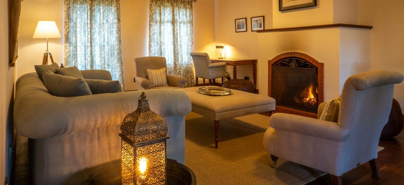 Deluxe suite - Family Size living room with fire place